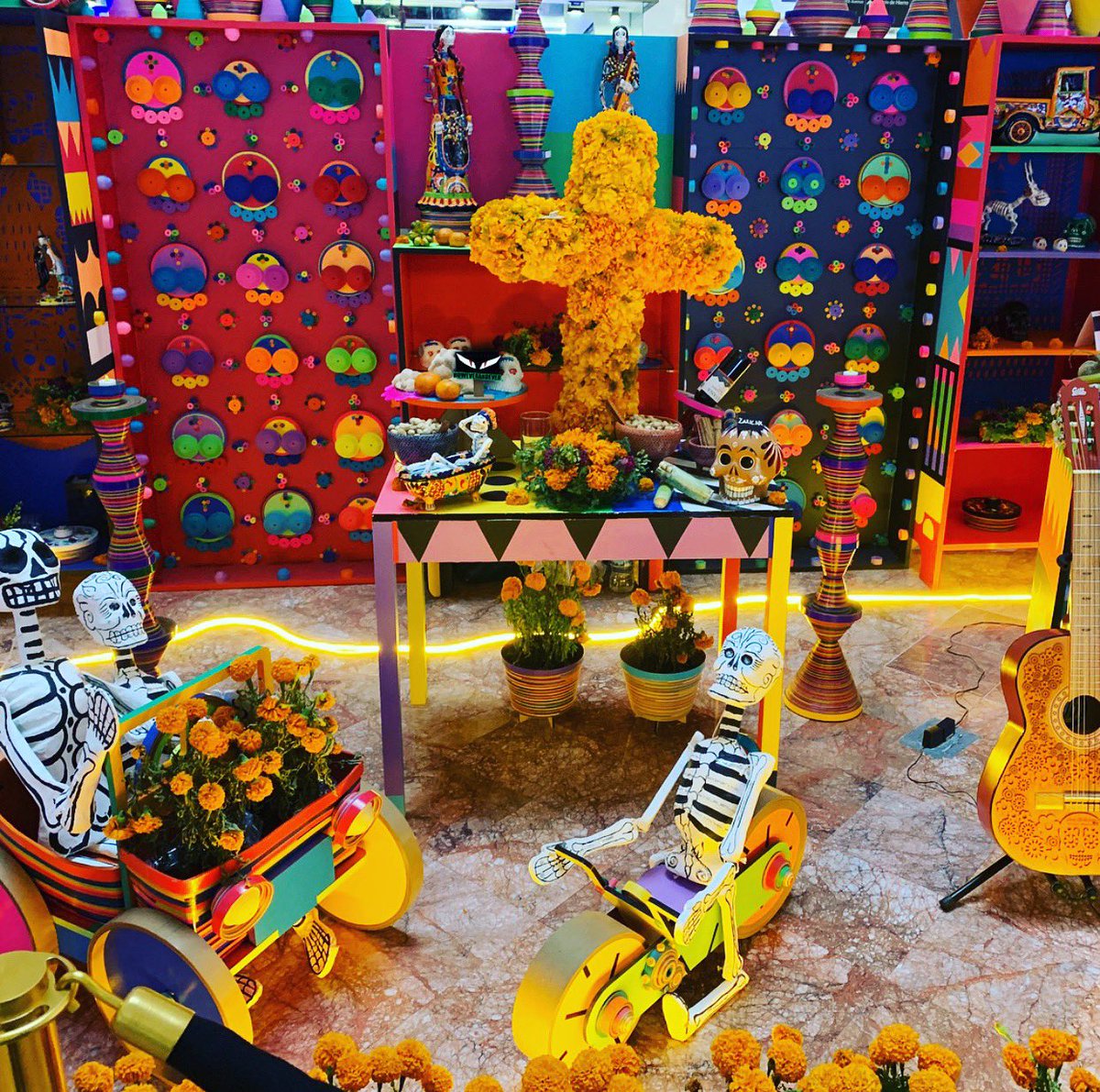 Howeverandever's tweet photo. ARRIBA NUESTRO BELLO MÉXICO 🇲🇽!!!!NUESTRAS COSTUMBRES Y TRADICIONES SON ÚNICAS EN TODO EL MUNDO, 🕯💀FELIZ DÍA DE MUERTOS🕯💀#felizdiademuertos #mexico #mycountry #goodafternoon #country #santafe #mall #influencer #howeverandever #youtube #suscribe #followme #likes #socilnetwork https://t.co/BftUuIYcZB
