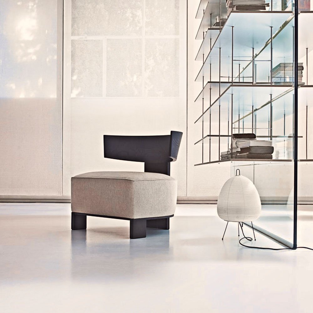 #HistoriasDebajoDelMueble
Clipper es una butaca diseñada Molteni&amp;C R&amp;D, caracterizada por el diálogo entre el volumen relleno del asiento y la linealidad del respaldo en madera laminada. Un asiento cómodo, pero también un apoyo informal.