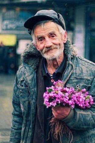 تعجبني مصاحبة الناس البسيطة الذين لا يفتخرون بشيء في هذه الحياة سوى أخلاقهم ولا يهمهم من هذه الدنيا سوى الابتسامة والتواضع..