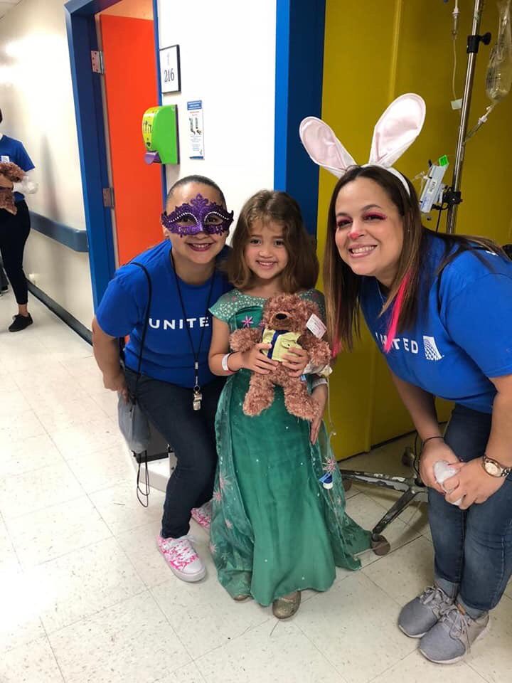 #BenFlyin continues making history! #TeamSJU delivered joy with a full bundle of caring during Halloween at @SJChildrens. Pictures speak for themselves. Thank you for making us all proud! 
@OJCordova1028 @DavidSuarezSJU @AnaOcegueraa @MattatUnited @weareunited #beingUnited