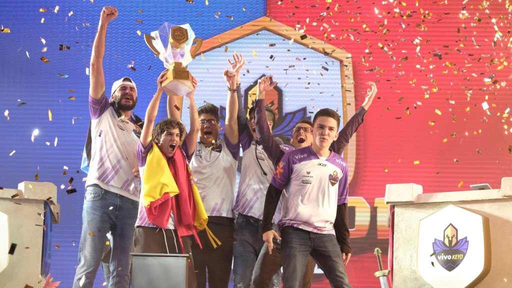 Queremos felicitar a nuestro compatriota <a href="/Arima_CR_/">Arima</a> por coronarse campeon de la #CRLLATAM se demostro que con trabajo y esfuerzo todo se puede 👏 Gran noche de este chico que salio con un 3-1 en la victoria de ayer siendo pieza fundamental para el campeonato de VK #GoCol 💛💙❤🇨🇴