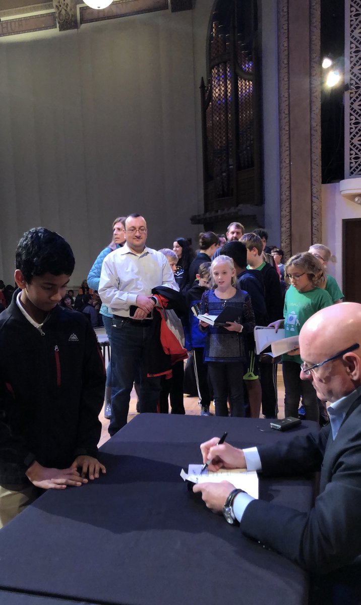 StationCDRKelly's tweet image. It was a book that changed my life and made writing a book about it possible. Great night here in Ohio on tour for #InfiniteWonder - photos from my year in space! Enjoyed sharing stories from #EnduranceMemoir too! And meeting all these young readers. #NationalAuthorsDay