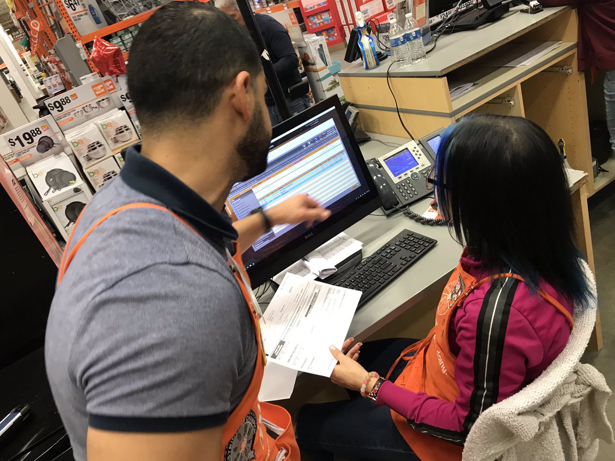 KristaMckinstry's tweet photo. #PortRichmondPride #PROFocusMonth #PROThursday @cristhi39098862 helping d31 associate Sam work through this week’s activity on 🚚! To split or not to split?! Great job to both of you in the role play 👍🏻🌟🧡😂 @DPalanuk @CornelyHD @dennison_bryan @Lorrainbutler @PedroMal4150 https://t.co/MRrmM7Lqgr