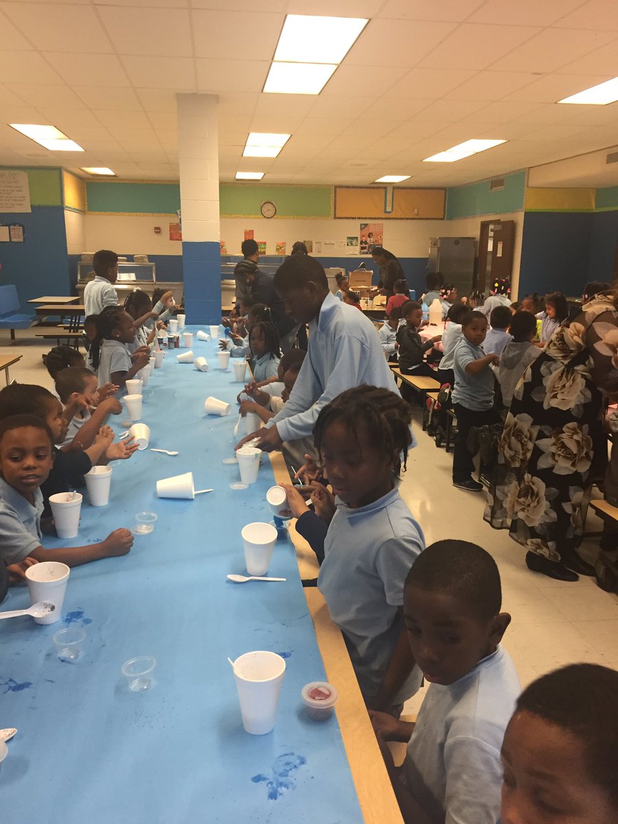 EarleStem's tweet photo. @EarleStem #attendancematters #attendanceincentive for our #futureSTEMists #slimefest #ChicagoPublicSchools #StudentLeaders our middle school students were great leaders and helped over one hundred students make slime and celebrate the end of the first quarter #ChicagoStories https://t.co/K1x5J5vj6a