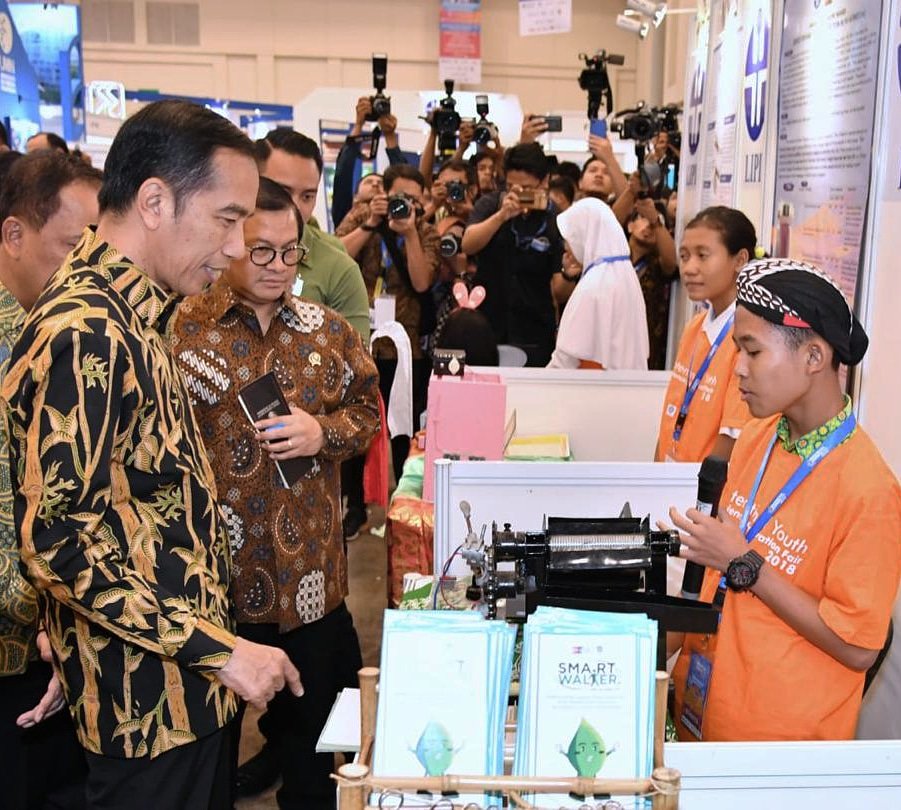 jokowi's tweet image. Menyaksikan karya-karya hasil riset di Indonesia Science Expo 2018 kemarin.
Perkembangan teknologi diiringi tantangan baru soal moralitas. Misalnya, muncul media tanpa redaksi membuat semua bisa jadi pewarta, terlepas benar atau tidaknya informasi yang diberitakannya.