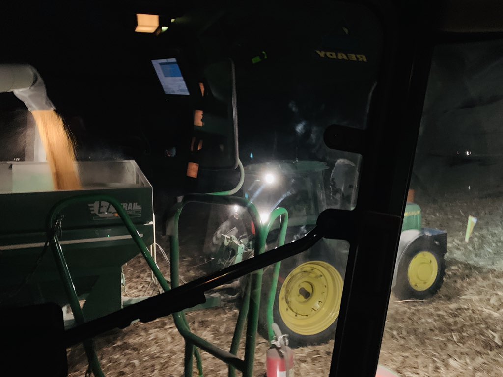 jen_ijohnson's tweet photo. The joys of now being 300 miles from the #farm, I can work in the ag industry by day and still make it to the field in time to do some farming by night.  #FamilyFarming #DirtInMyShoes #AllegiantSeed #CHS #ValueOfTheCoop #Harvest18 https://t.co/BmYVfuzQv0