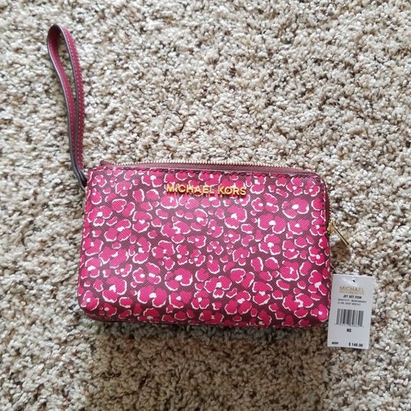 VonniiBooP's tweet photo. So good I had to share! Check out all the items I'm loving on @Poshmarkapp #poshmark #fashion #style #shopmycloset #michaelkors #nike: https://t.co/kuTMXEiIGw https://t.co/3YxrunOrvY