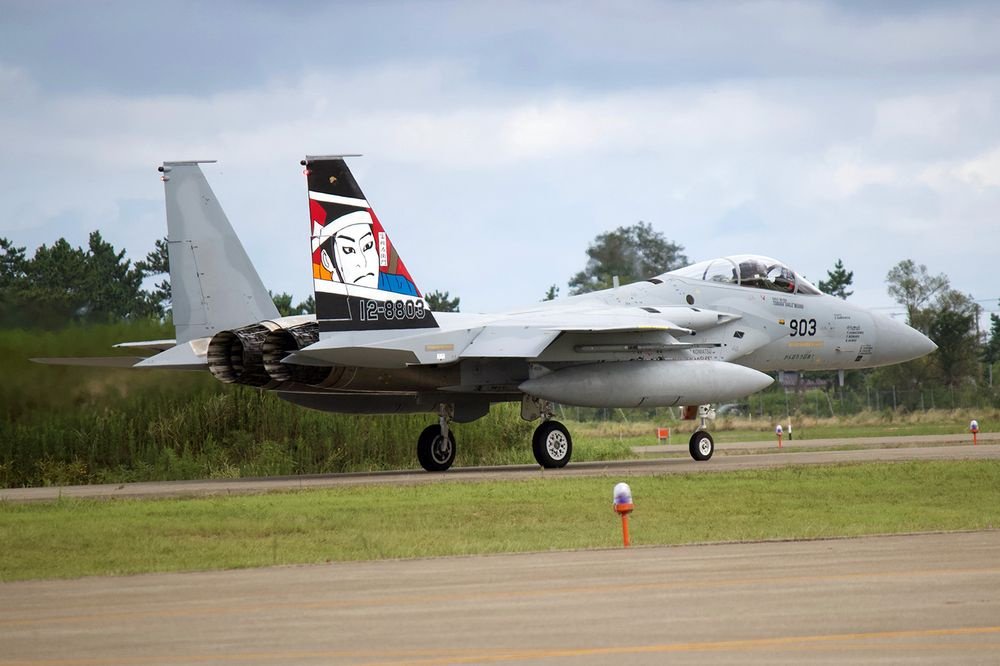 ホビーリンク ジャパン Hlj A Twitter プラッツより 1 72 航空自衛隊 F 15jイーグル 第306飛行隊 18 小松基地航空祭 記念塗装機 勧進帳 が発売 垂直尾翼にあしらった 小松が舞台の歌舞伎 勧進帳 の登場人物 弁慶と義経や富樫左衛門をモチーフにした イラスト ホビーリンク ジャパン Hlj A Twitter プラッツより 1 72 航空自衛隊 F 15jイーグル 第306飛行隊 18 小松基地航空祭 記念塗装機 勧進帳 が発売 垂直尾翼にあしらった 小松が舞台の歌舞伎 勧進帳 の登場人物 弁慶と義経や富樫左衛門をモチーフにした イラスト
