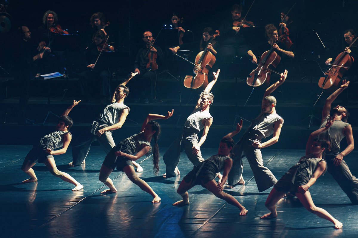 Con lo difícil que es para mi la danza contemporánea y en general el ballet, White Noise 2018 de @Vertigodance es impresionante. 
El efecto de Revolution Orchestra y la percusión con el cuerpo es muy, muy bonito. 

@teatromayor 

m.youtube.com/watch?v=x-DqWa…