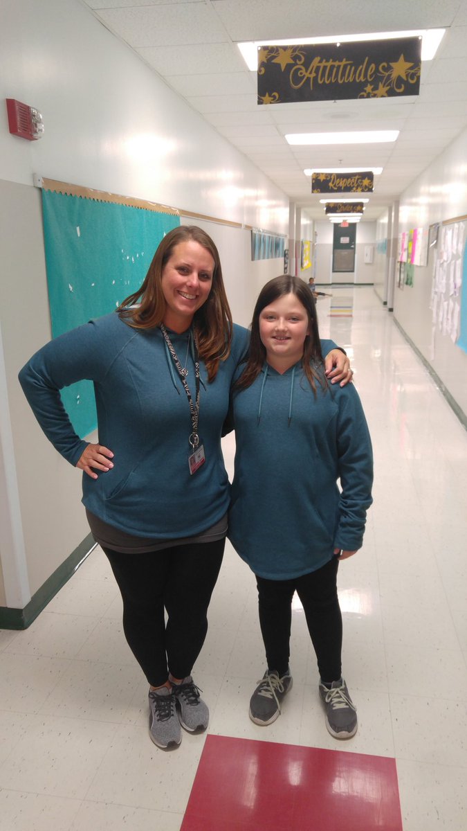 ShellieManes's tweet image. When you show up dressed the same as your student #twinning #wearecool #lovemystudents