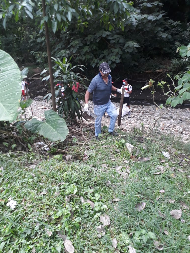 walteradolfor's tweet photo. Un trabajo articulado #BASPC06 para recuperar Nuestro Medio Ambiente se realizo la jornada de limpieza de residuos solidos en la quebrada Atos de la Virgen Barrio Buenaventura con la participación PONAL, Fundacion  Uribe, InterAseo, Infibague, Ibal, secretaria de salud https://t.co/KZgfzie1Wv