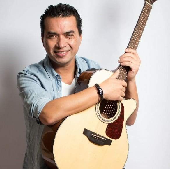 loockito's tweet photo. ⚫ Pesar en el mundo artístico:
Comunican el sensible fallecimiento de Rodrigo Manríquez [QEPD], director del trío humorístico #Manpoval, quien fue encontrado sin vida al interior de su domicilio en #Temuco ||
#LaDivinaComida https://t.co/Rw5Rc6oRDF