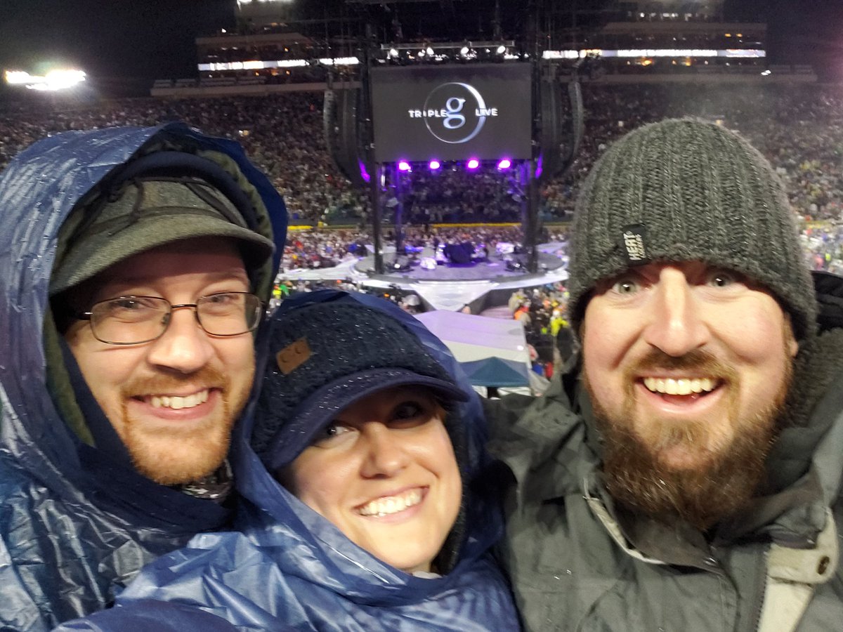 23Mcox's tweet photo. @garthbrooks @NotreDame Amazing night! Rain or snow would totally do it again! https://t.co/IwVCKW2CFa