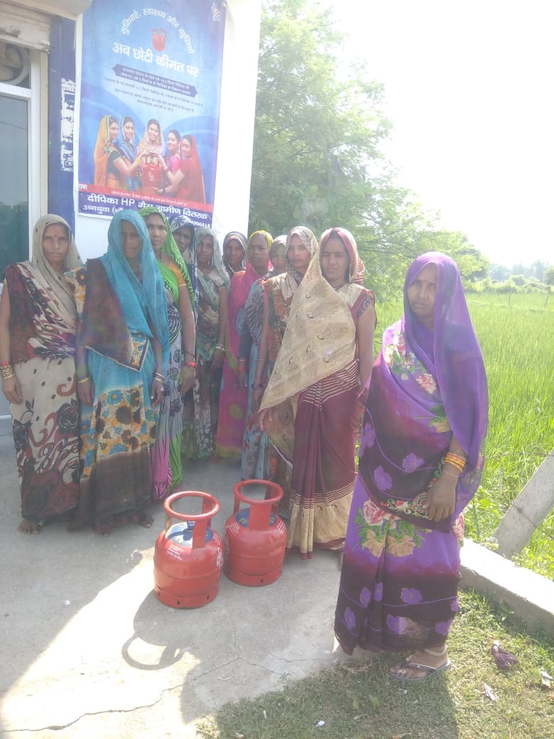 DNO_AMETHI's tweet photo. #बड़ीखुशियांकिफायतीदाम
#BadiKhushiyanKifayatiDaam Awareness of low cost 5kg DBTL cylinder for #Ujjwala beneficiaries thru #lpgpanchayat by Deepika #HPGas Banda @HPCL @iammohitdhawan  @Rg03Goel @yourschaudhary @RajeshKTiwary1 https://t.co/64rPGtLOm6