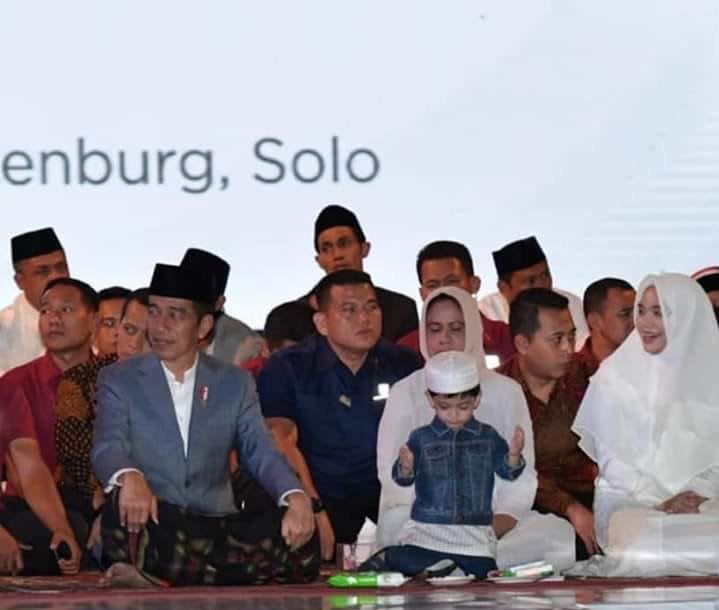 Jan Ethes menengadahkan tangan