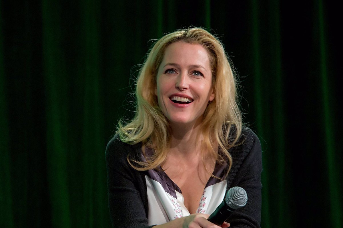 gllians's tweet photo. i love gillian anderson so much it’s exhausting https://t.co/oaW9Gxl3rg