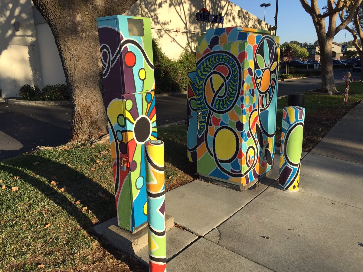 SarahCM_knits's tweet image. Coordinated #bollards and #utilityboxes @WorldBollard