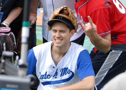 Happy Birthday!Aaron Tveit!!!!!
my favorite picture  35th 