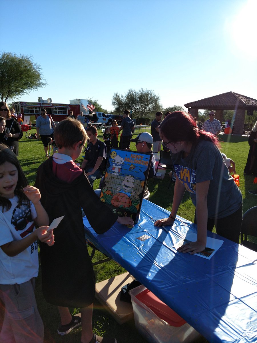 RedMountainFFA's tweet photo. Our members hard at work once again supporting the community in one of the many events around the holiday season! #thankful #mountainbridge #RMHS #volunteerforyourcommunity #FFAmily https://t.co/l94ZgxsoNW