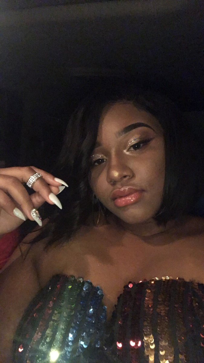 _jyvya's tweet image. #hoco2k18 🤪