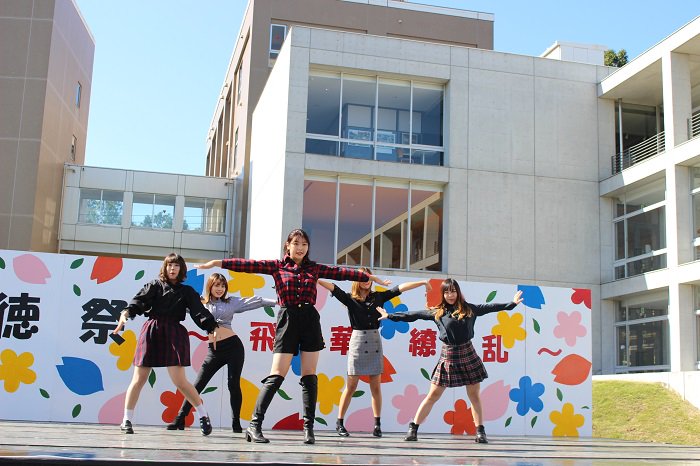 淑徳大学アドミッションセンター 淑徳 祭 埼玉キャンパスです 野外ステージ盛り上がっています 15 30 お笑いライブを開催します オープンキャンパスにいらした受験生の方も 大学の雰囲気を楽しんでくださいね T Co Q2yyirb6v5 淑徳大学