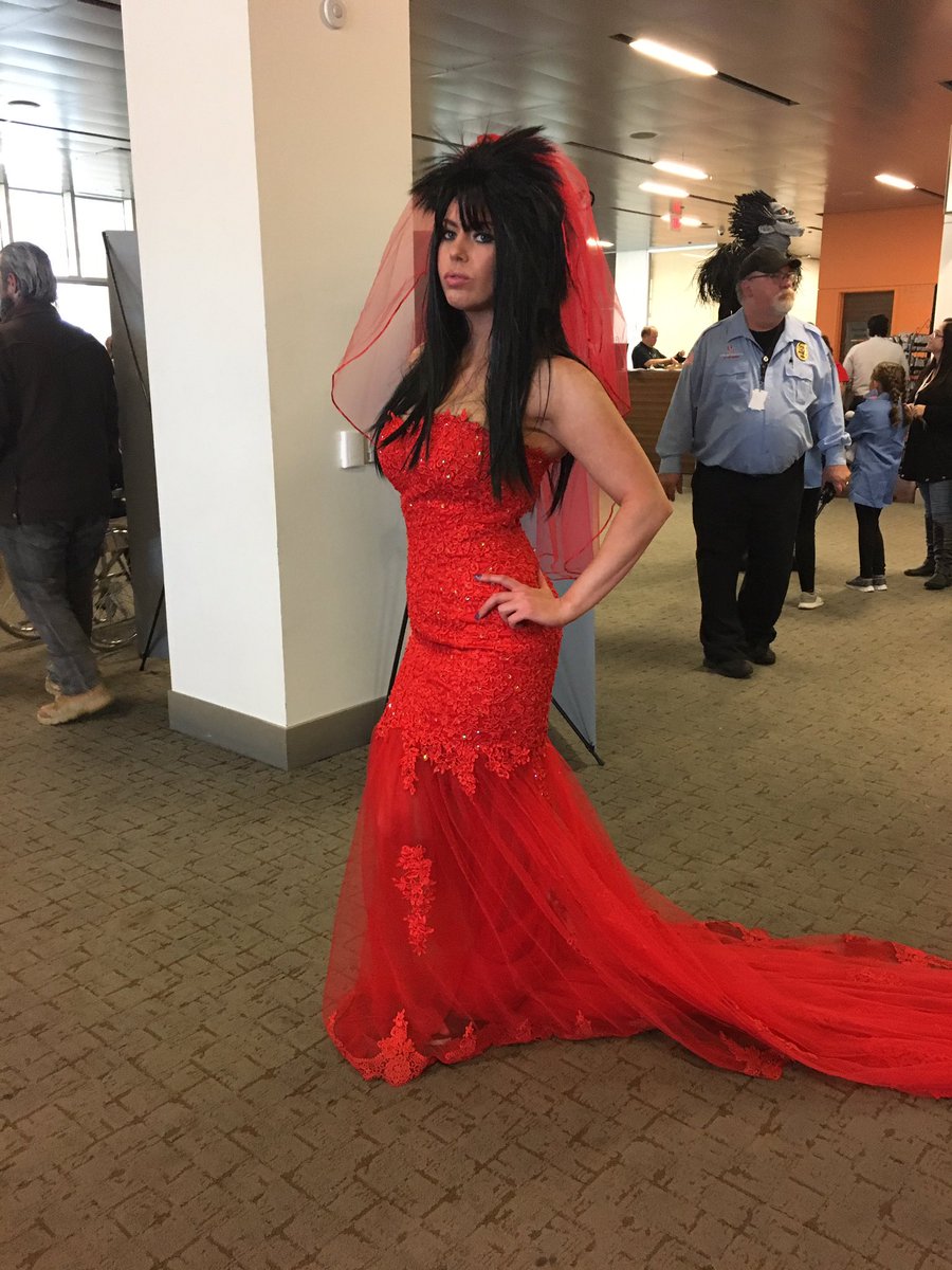 andrewduong77's tweet photo. Velvet Locks Cosplay on Day 2 of Dallas Fan Days 2018 #DallasFanDays2018 #DallasFanDays #FanDays2018 #FanDays #VelvetLocksCosplay #VelvetLocks #CosplayGirl #Cosplay https://t.co/s24aQ7VbIk