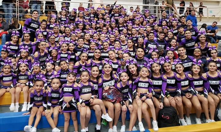 RegioCheer_RC's tweet photo. Gracias familia Regio Cheer 💜
#RC #BlackAndPurple #MyBiggestHonor #RC_LittleStar #RC_Twinkles #RC_SuperNova #RC_Rockets #RC_MilkyWays #RC_StarShips #RC_BigBang https://t.co/raTgUVRBmL