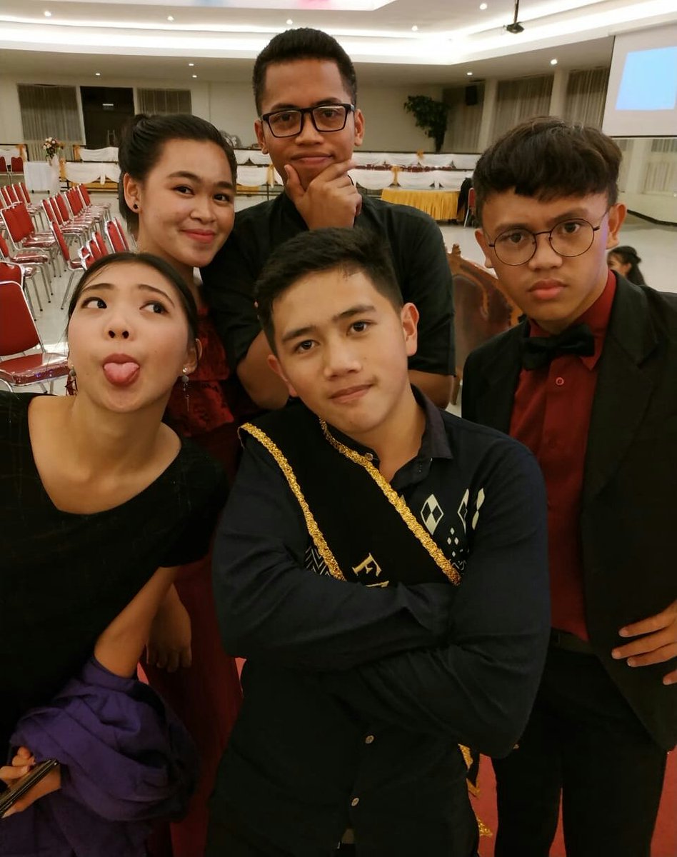 Adrisindara4's tweet photo. Classmate Family in Inauguration 2018 Faculty of Theology.
#inagurasifakultasteologiukit #ukittomohon #inagurasiukit #fakultasteologiukit https://t.co/90pO6tLJkR