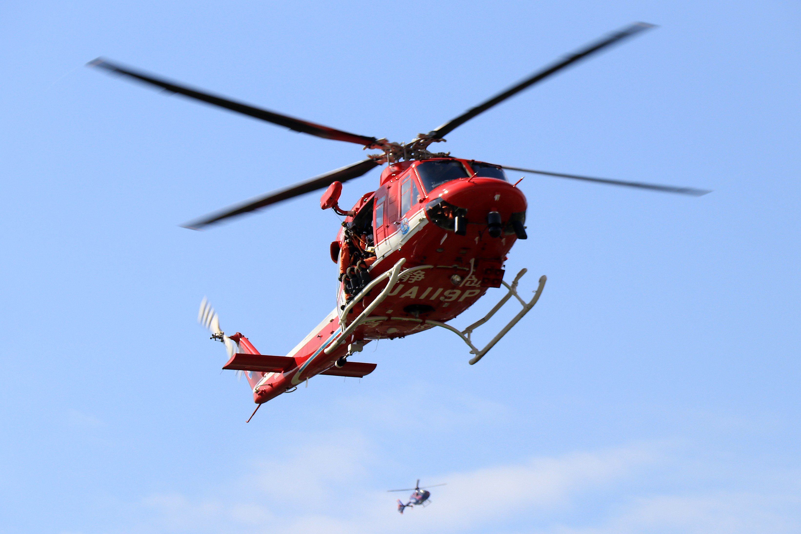 ヱｽ 静岡市消防局 航空隊 静岡ヘリ1 消防ヘリ カワセミ 静岡ヘリポート祭りでのデモフライト 山岳救助 の想定で 2種類の資機材を使用したホイスト救助訓練を行いました T Co 0rx8wft2fm Twitter