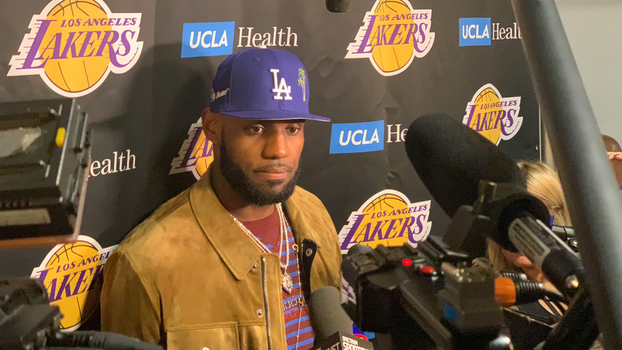 Ben Golliver on X Lakers LeBron James w the custom LA Dodgers hat https t QT3ANA7baq X