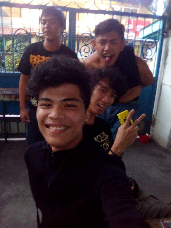 SleepJayvie's tweet photo. we're tipsy by the time we shot this photo, but ahm.. it's just a good memory now. though I miss the jams and all with these guys. https://t.co/PTy1baA1qV