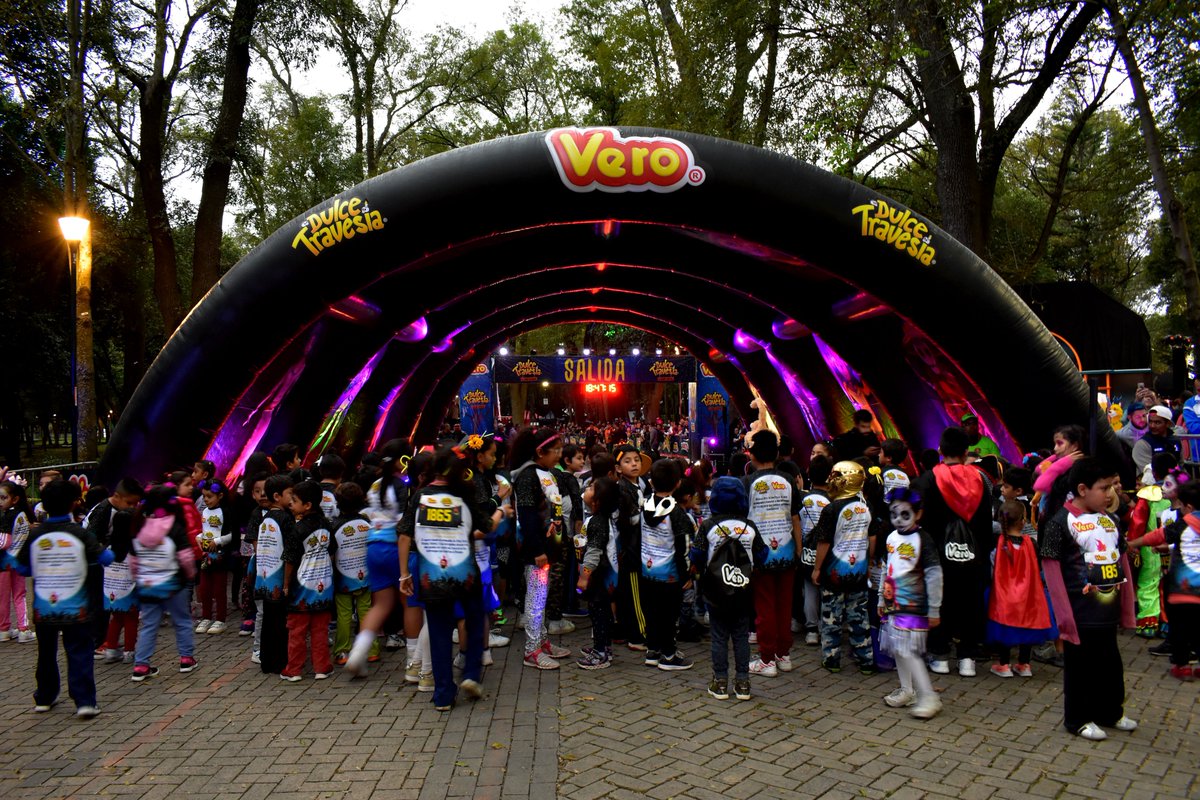 !Bienvenidos al Bosque Encantado! 
Es momento de iniciar nuestra misión al rescate de las luciérnagas en compañía de Alejo, Cata, Yolanda, Nahui y Las Intrépidas #DulceTravesía