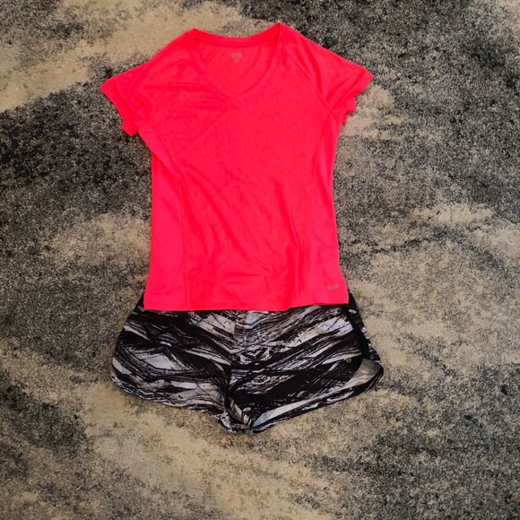 CindySticht's tweet photo. So good I had to share! Check out all the items I'm loving on @Poshmarkapp #poshmark #fashion #style #shopmycloset #carhartt: https://t.co/Os41hWwqsu https://t.co/1GM9OecZSM
