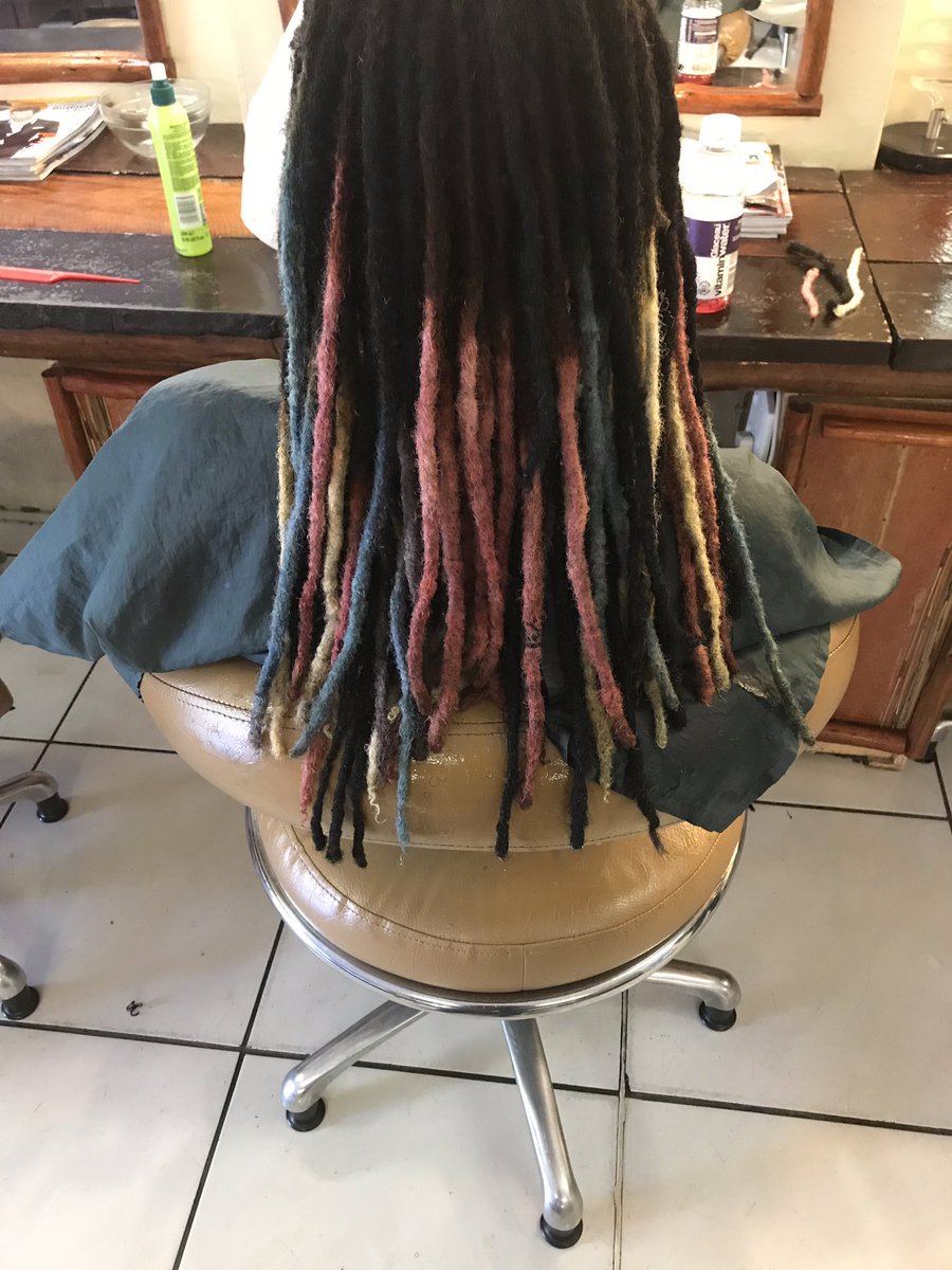 Rhuly21's tweet photo. @sindivanzyl #WeLoveLocs #RealLocs #Colours https://t.co/eYDRAeqTsq