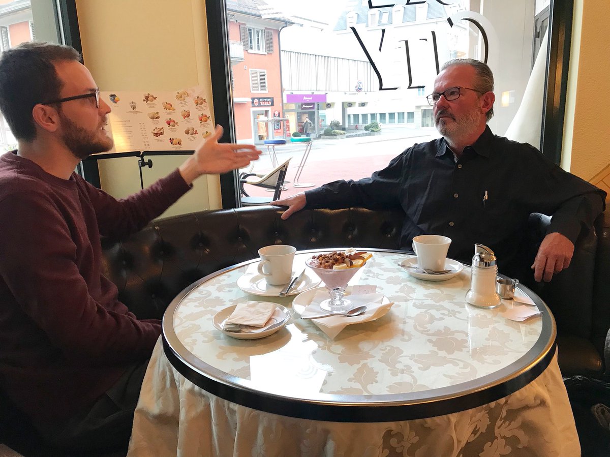 tagesanzeiger's tweet image. Heute treffen sich rund 1400 Menschen zum Austausch mit politisch Andersdenkenden. Philipp Möhr (28) und Bruno Cogliati (58) sprechen im Café City in Wädenswil miteinander. #schweizspricht