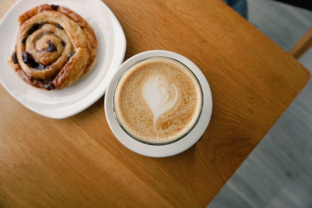 Kiattisak_Bizz's tweet photo. “ HANDMAKER coffee &amp; co. “        ร้านกาแฟ ตกแต่งออกแนวเฟคตอรี่ หลังคายกสูงโล่ง นั่งแล้วรู้สึกสบาย เน้นงานไม้ ขนมเป็นแบบโฮมเมด ไม่หวานมากกำลังดี กาแฟ มีโซน Reserver ด้วย พิกัด ถ.ราชพฤกษ์ - นนทบุรี1 (สะพานมหาเจษฎาบดินทร์).. @aroii #อร่อยไปเเดก #อร่อยบอกต่อ #รีวิวคาเฟ่ @PatsyMeaw https://t.co/dWFc43X3CQ