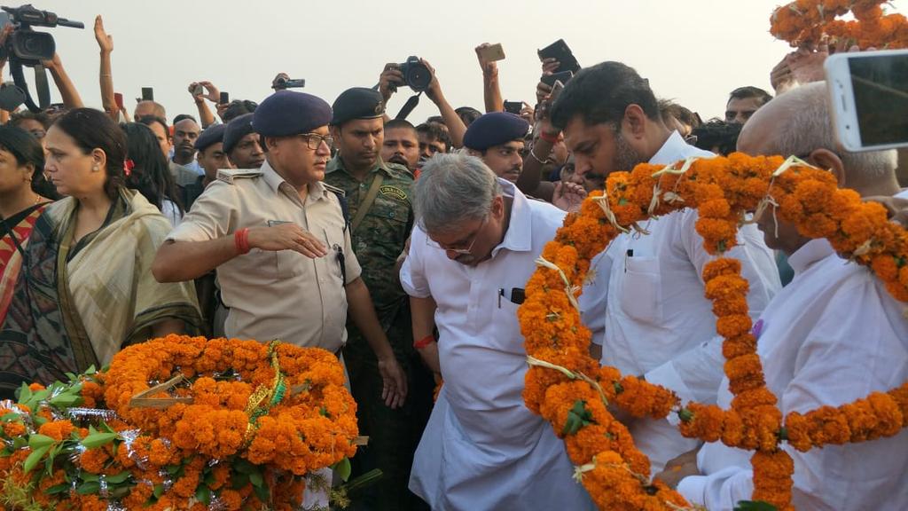 deveshkumarbjp's tweet photo. Offered floral tributes to popular #begusarai MP,  Dr #BholaSingh Ji before his body was consigned to flames on the banks of River #Ganga at #SimariaGhat this evening. Dr Singh, who effectively welded grass-root politics with intellectualism, had passed away on Oct 19. https://t.co/qzDUPro84v