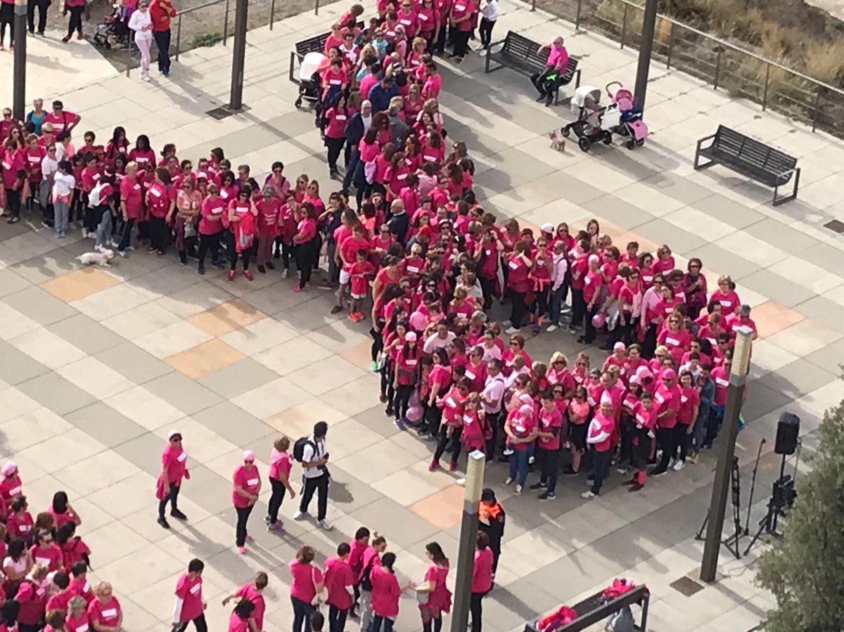 aliciajumilla1's tweet photo. Esta mañana Jumilla vuelve a emocionar #contigodamoslacara #Jumilla #Castiilo #Marcha @aecc_es https://t.co/V3Gv9KEqWb