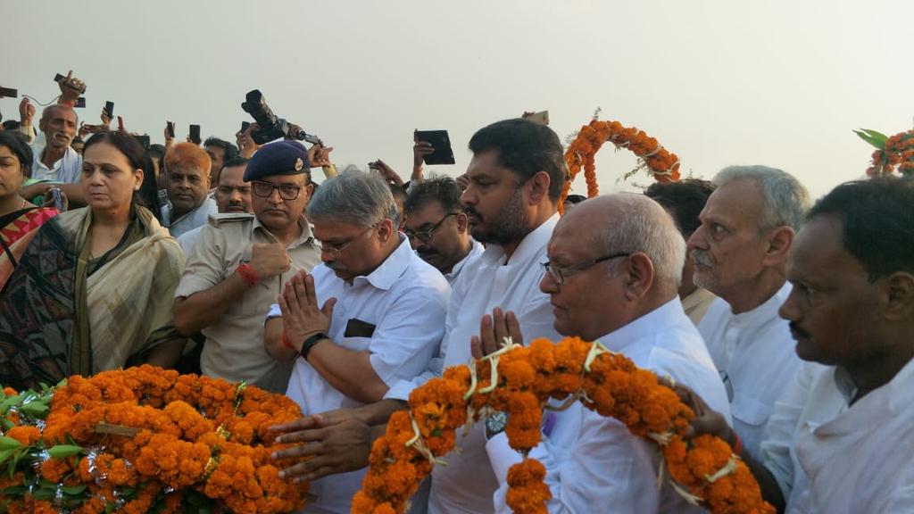 deveshkumarbjp's tweet photo. Offered floral tributes to popular #begusarai MP,  Dr #BholaSingh Ji before his body was consigned to flames on the banks of River #Ganga at #SimariaGhat this evening. Dr Singh, who effectively welded grass-root politics with intellectualism, had passed away on Oct 19. https://t.co/qzDUPro84v