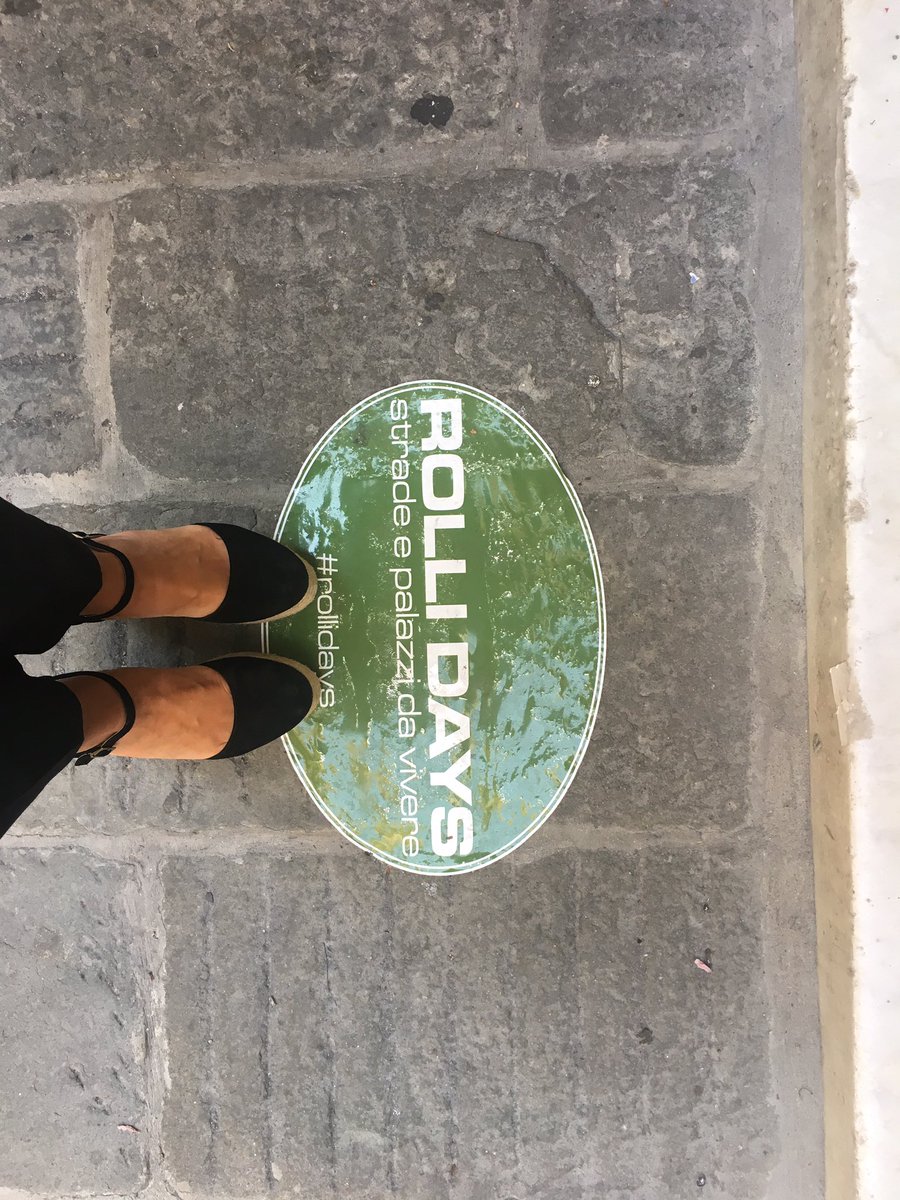 Genova4Tourist's tweet photo. Rolli appiccicosi 😆#Genova #theweekafter (possiamo staccarlo l’adesivo?) https://t.co/6b9hYeGFIs