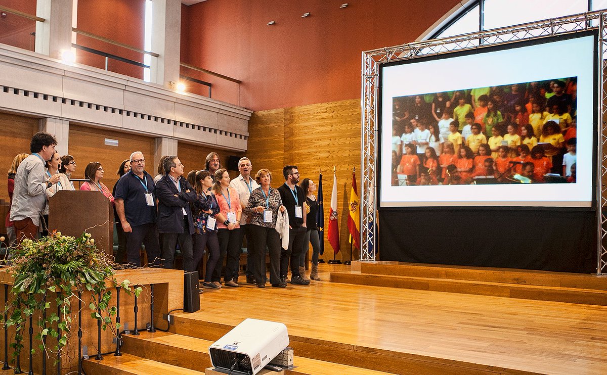 UECoE3's tweet photo. Finalizado #18congresouecoe ya conocemos donde será el #19congresouecoe en #2020 ⏩ #Valencia con la excelente co-organización de @LA_UCEV #Cooperativas de #Enseñanza valencianas.
Entrega del testigo congresual y presentación de temática.
Gracias y ánimo que quedan 2 años!! https://t.co/wmy89sI7yK