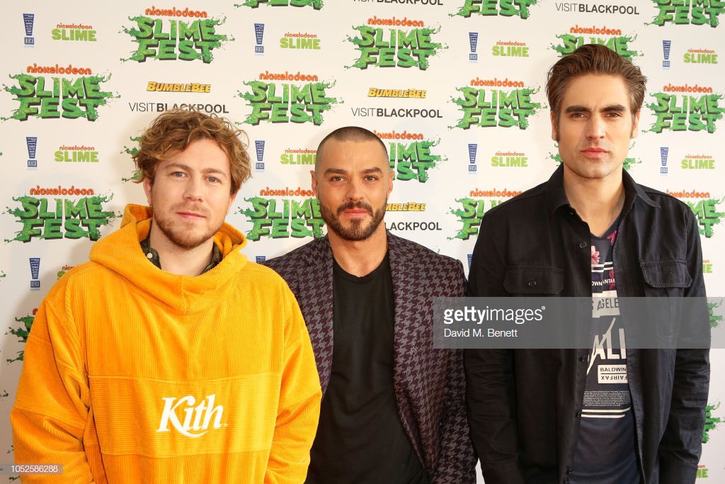 bustedworld's tweet photo. .@Busted on the orange carpet at yesterday’s @NickelodeonUK’s #SlimeFest2018 🧡 https://t.co/rIFXhgPbT8