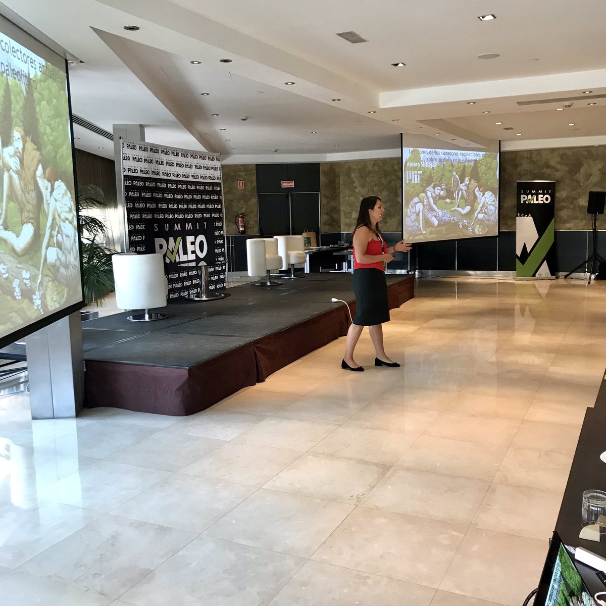 SummitPaleo's tweet photo. “El estilo de vida es el factor determinante en la composición de las comunidades de bacterias intestinales” @AinaraSistiaga analiza en su ponencia la dieta en las tribus actuales (destacando la tribu tanzana Hadza) y lo que podemos aprender de ellas  #summitpaleo2018 https://t.co/nE9FuE14XW