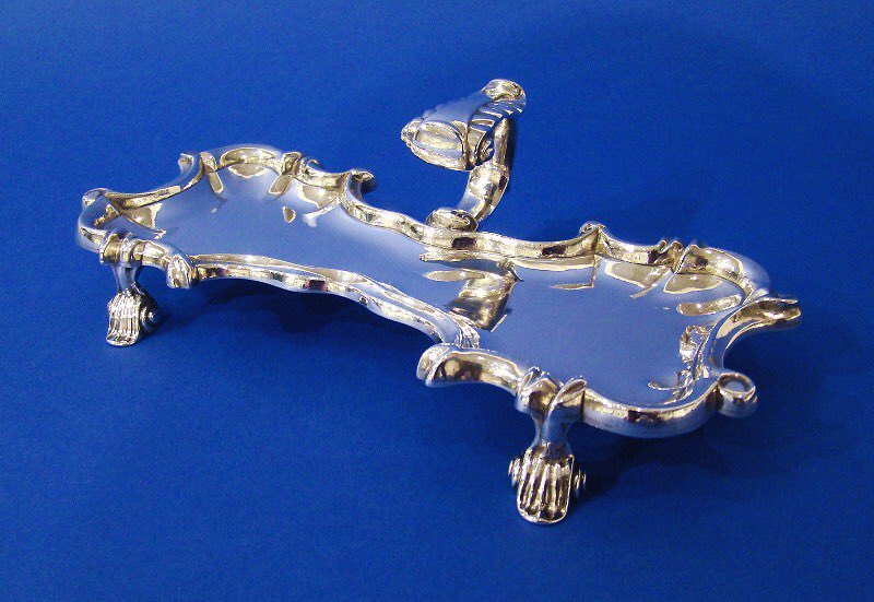 DanielBexfield's tweet photo. George II Sterling Silver Snuffer Tray
Made by William Gould
London 1744
Length 7" (18cm); Weight 10.7 troy oz (333g)
Price £1,795.00

#antiquesilver #sterlingsilver #cecilcourt #coventgarden #london 
#antiques #danielbexfieldantiques https://t.co/ZPJb0EGMzn