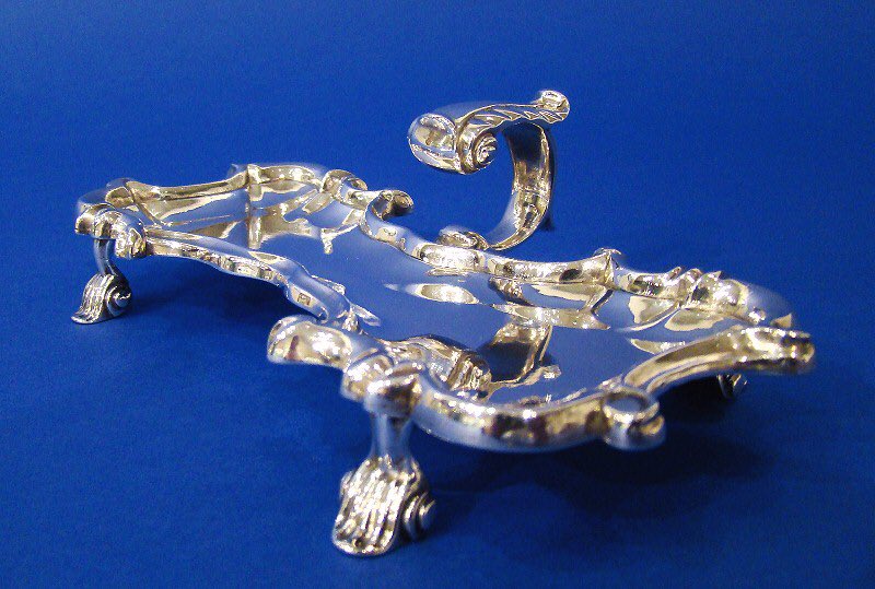 DanielBexfield's tweet photo. George II Sterling Silver Snuffer Tray
Made by William Gould
London 1744
Length 7" (18cm); Weight 10.7 troy oz (333g)
Price £1,795.00

#antiquesilver #sterlingsilver #cecilcourt #coventgarden #london 
#antiques #danielbexfieldantiques https://t.co/ZPJb0EGMzn