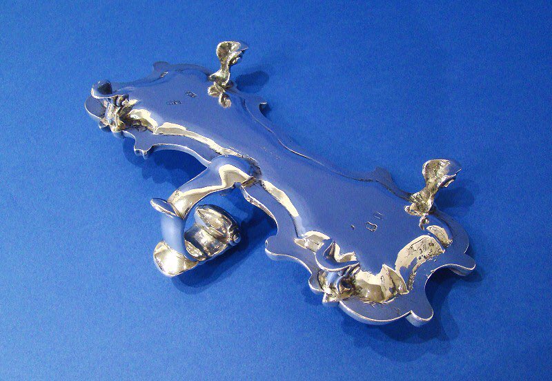 DanielBexfield's tweet photo. George II Sterling Silver Snuffer Tray
Made by William Gould
London 1744
Length 7" (18cm); Weight 10.7 troy oz (333g)
Price £1,795.00

#antiquesilver #sterlingsilver #cecilcourt #coventgarden #london 
#antiques #danielbexfieldantiques https://t.co/ZPJb0EGMzn