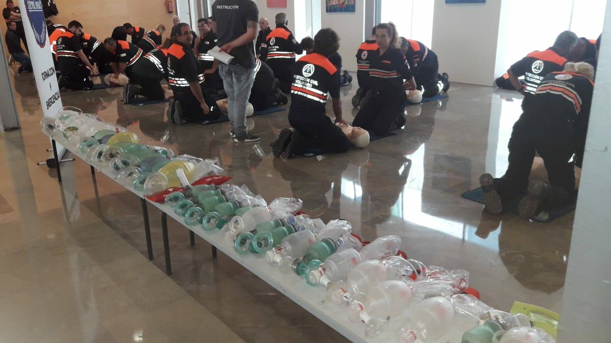 AlmansaEmerg's tweet photo. El ciudadano espera de nosotros entrega y profesionalidad en cualquier situación, lo que nos obliga a reciclar nuestros conocimientos constantemente.

Ayer, reciclaje en técnicas de RCP y SVB para voluntarios #ProteccionCivil Almansa. https://t.co/g6iIJdYQwR