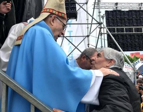 ¿Pedirá perdón la Iglesia por esta foto cuando se confirmen todos los delitos que cometió Moyano?