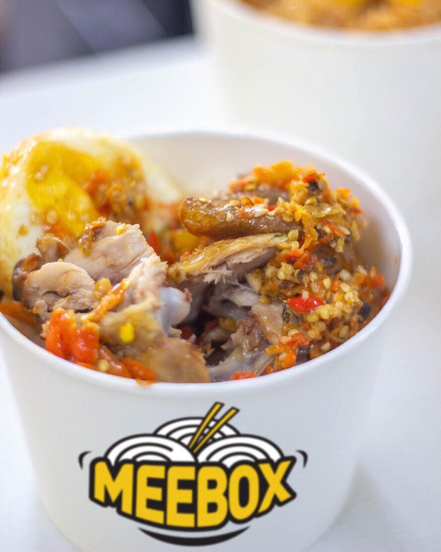 meebox_id's tweet photo. Kekuatan pedas membaranya Nasi Ayam Goreng Penyet bakal membakar api semangat kamu untuk menyambut hari Senin! Seporsi nasi hangat, ayam goreng, telur goreng dan sambal khas ala Meebox bikin perut kenyang tanpa bikin kantong bolong! 😉
#meeboxid #meeboxindonesia #food #ayampenyet https://t.co/cTgDEkM4D6