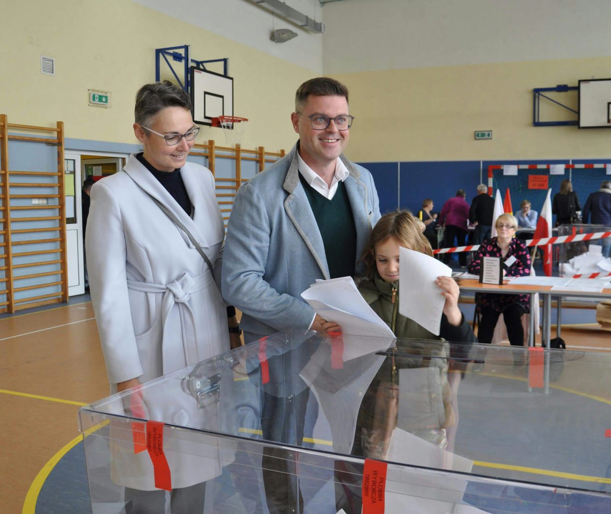 Rodzice zakreślili kandydatów, Pola zorganizowała umieszczenie kart w urnie. I tak o godzinie 13.13. wspólnie zagłosowaliśmy.